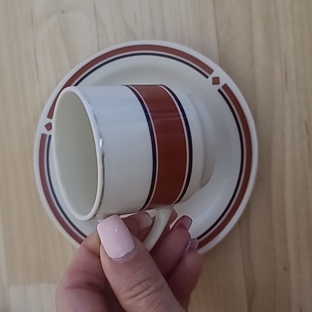 A set of 2 cups & saucers with red-maroon and black designs, and golden details - Picture 6 of 6